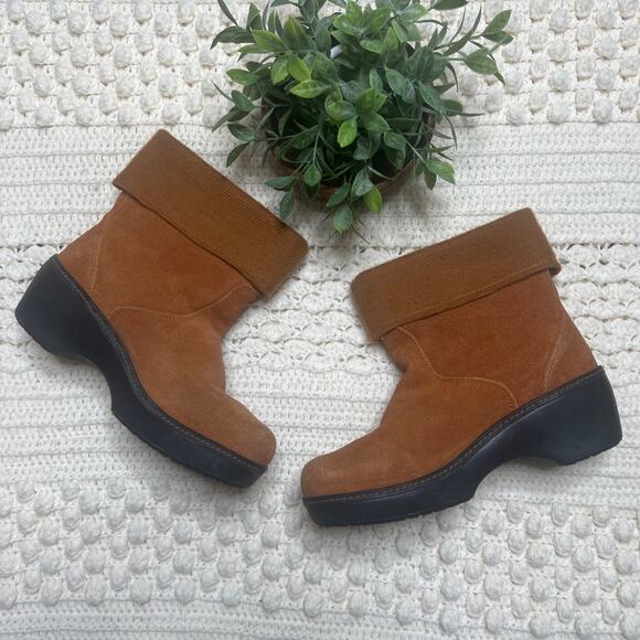 CROCS 11554 Woman 10 Fold Over Ankle Boot Suede Leather Tan Winter Buckle Boho - Picture 14 of 16